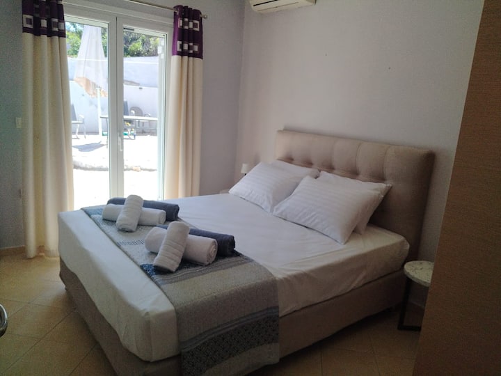 Spavaća soba 1 ima bračni krevet i vlastiti ulaz u dvorište, uključujući ormar za odjeću.