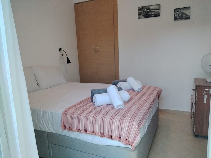 3. spavaća soba s ormarom i privatnom kupaonicom.