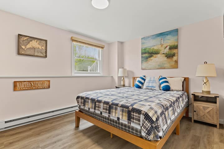 Con la inspiración de Vineyard Vines, esta habitación cuenta con una cama tamaño queen, un espejo grande y un vestidor de granja, perfecto para instalarse con comodidad y estilo.