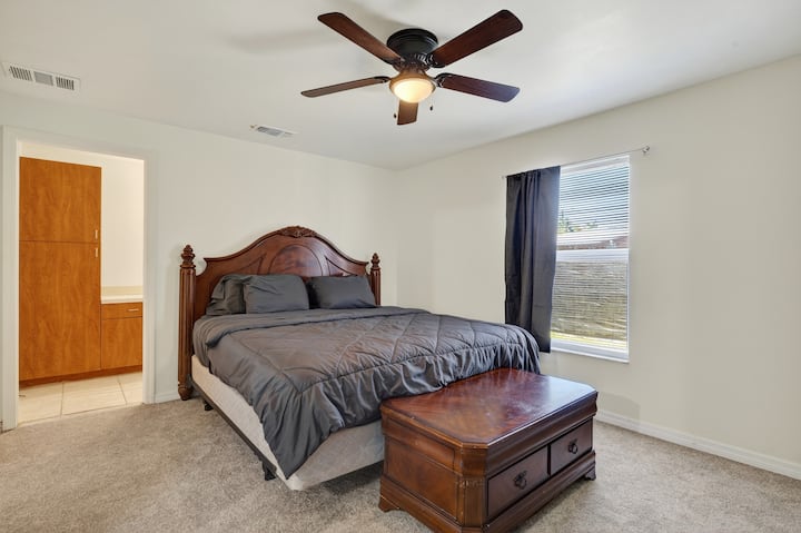 ✅ DORMITORIO 1 — Suite del capitán de la tripulación

1 cama doble tamaño Queen

Perfecto para capataz, supervisor o líder de equipo.

Privado, espacioso, tranquilo e ideal para los que se duermen temprano.