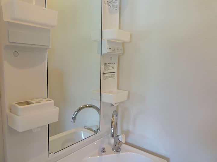 この部屋専用の洗面ブース、シャワーがあります。
必要なアメニティ、タオル類の準備もございます。