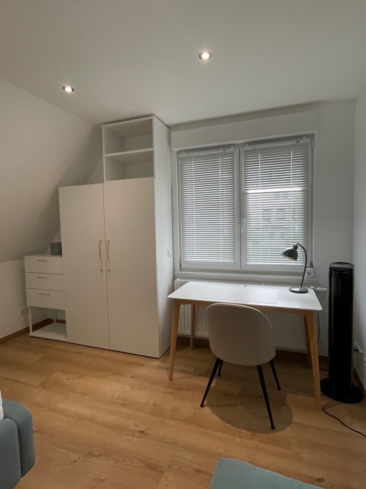 Schlafzimmer mit Doppelbett (180 cm x 200 cm), Kleiderschrank und Arbeitsplatz.