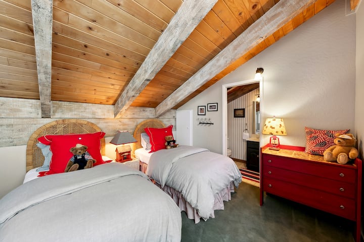 Lofti përfshin dy krevate dopio dhe një banjë më vete