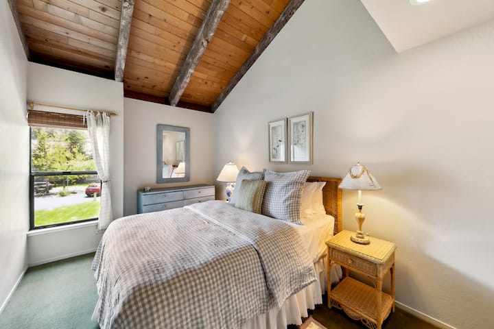 Dhoma e gjumit 3 ofron një krevat dopio "queen" të rehatshëm dhe ndodhet vetëm disa hapa nga banja e përbashkët e katit të dytë.