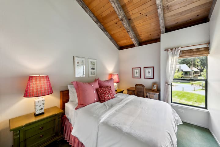 Dhoma e gjumit 2 ka një krevat dopio "queen" të rehatshëm dhe qasje të lehtë në banjën e korridorit.