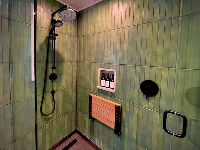 MadisonModern: walk to dining & Madison Park gallery image 3