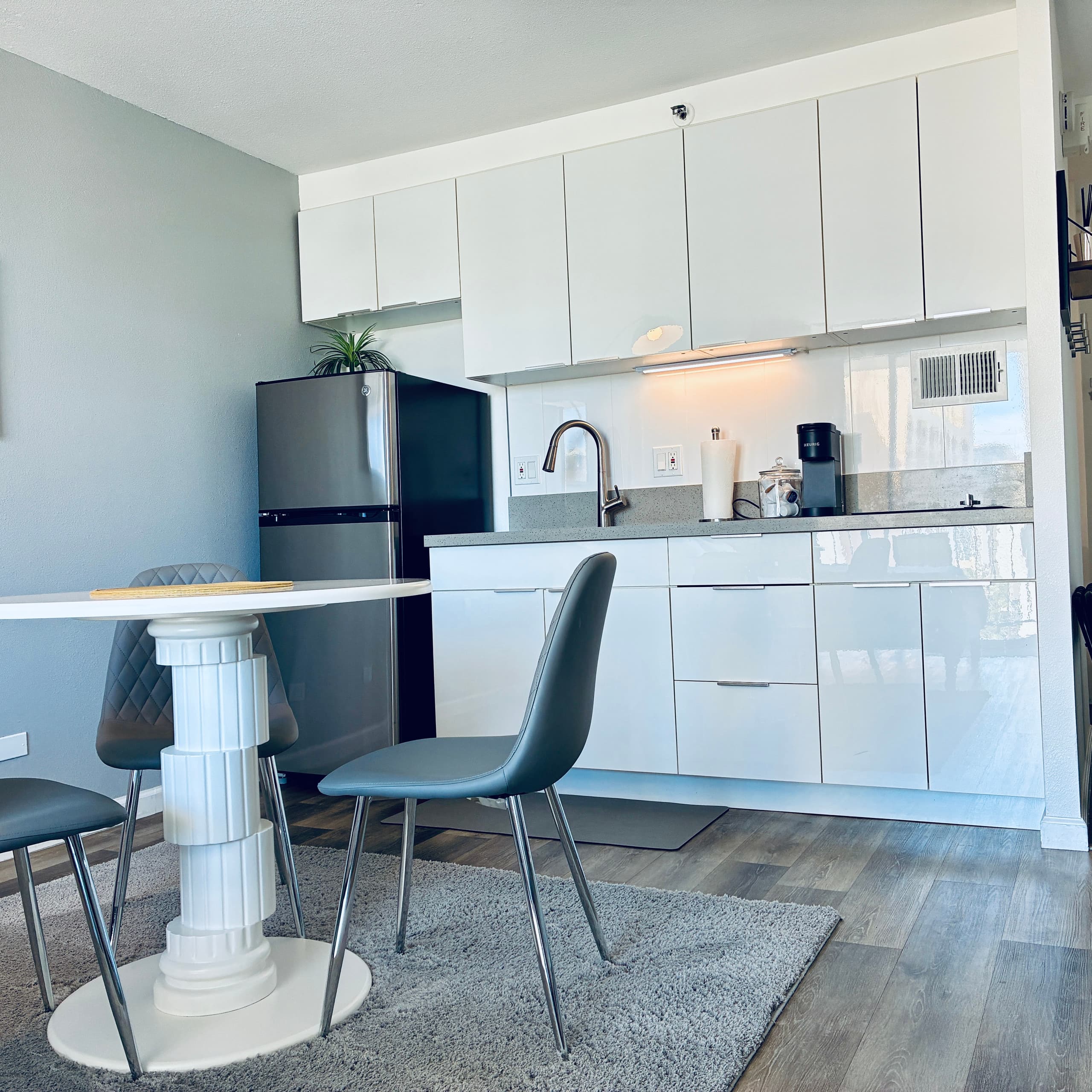 Clean Modern Studio w/Free Parking | Walk to Beach - Image 6