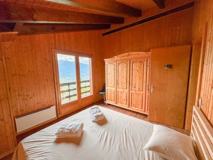 Დიდი გარდერობი, 160 × 200 სმ საწოლი, აივანი და 180° ხედი