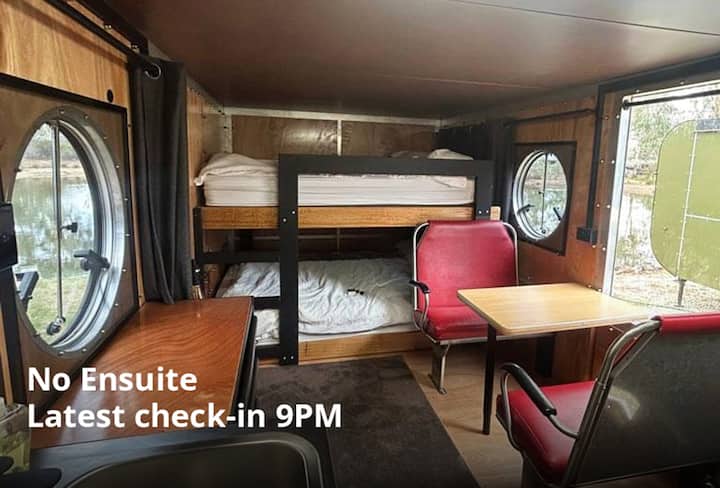 Retro Caravan, 3 Queen No Bathroom - Stawell