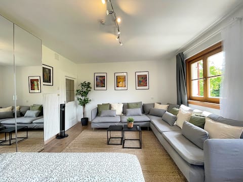 10 Room Garden Villa near Lake