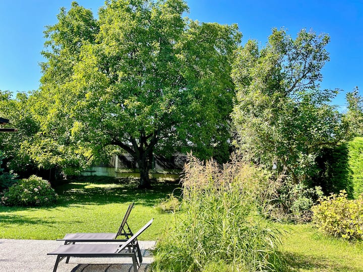 10 Room Garden Villa near Lake