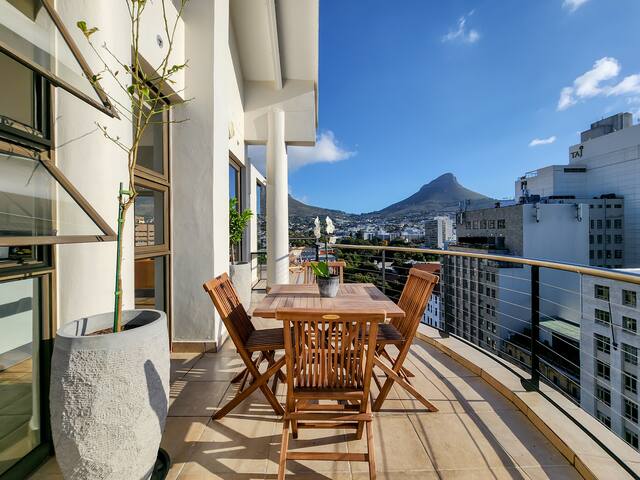 New! Luxury Penthouse Loft with 360 City Views gallery image 4