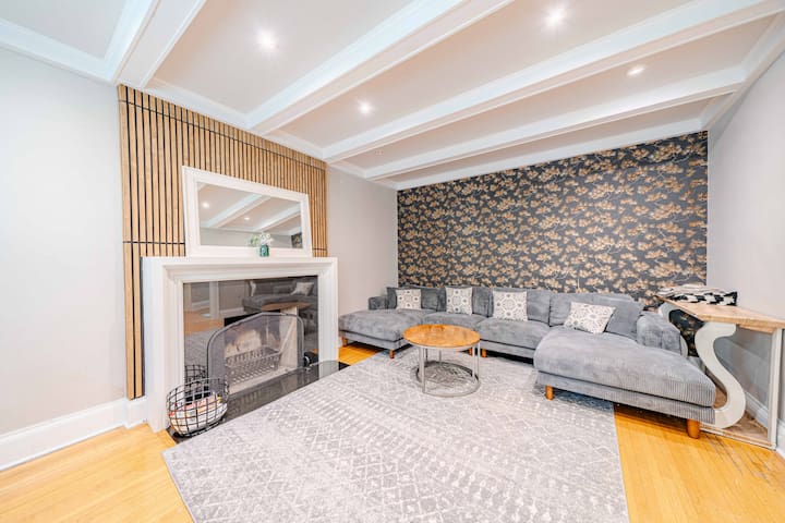 Hidden Gem | Steps to Subway, Cafés and Shops |