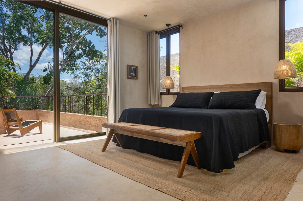 卧室3（二楼）
- 2米宽双人床 + 1.8米宽双人子母床
-智能电视
-全套独立卫生间
-带衣架的步入式衣橱
-全身镜
-空调
-吊扇
- 双层窗帘（透明+遮光）
-带室外座椅的私人露台
