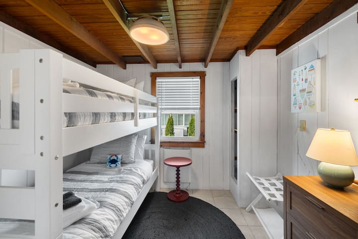 Diseñado pensando en las familias, este encantador dormitorio cuenta con una litera individual, por lo que es ideal para que los niños tengan su propio refugio acogedor durante tu estancia.