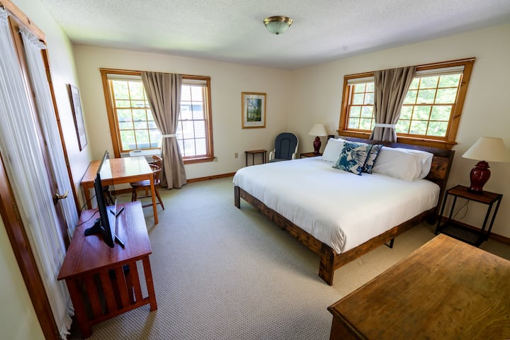 Dormitorio principal del segundo piso: cama tamaño king,
Nuevo colchón Wolf con puertos USB. Televisor inteligente y pequeño espacio de trabajo con mesa y silla. Cortinas que oscurecen la habitación y aire acondicionado en la ventana.
El baño completo adjunto con bañera y ducha se comparte con el segundo dormitorio de arriba.