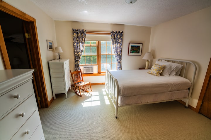 Cama doble en el segundo piso con cama individual separada en la habitación de la esquina adyacente, sin ventanas. (perfecto para una siesta tranquila)

Persianas para oscurecer la habitación y aire acondicionado en la ventana,
Baño con bañera y ducha compartido con el dormitorio principal de arriba.