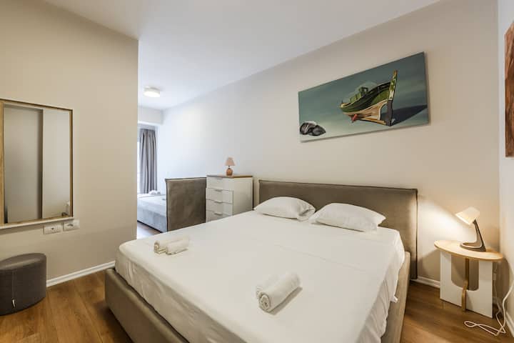 Spavaća soba s bračnim krevetom i krevetom za jednu osobu