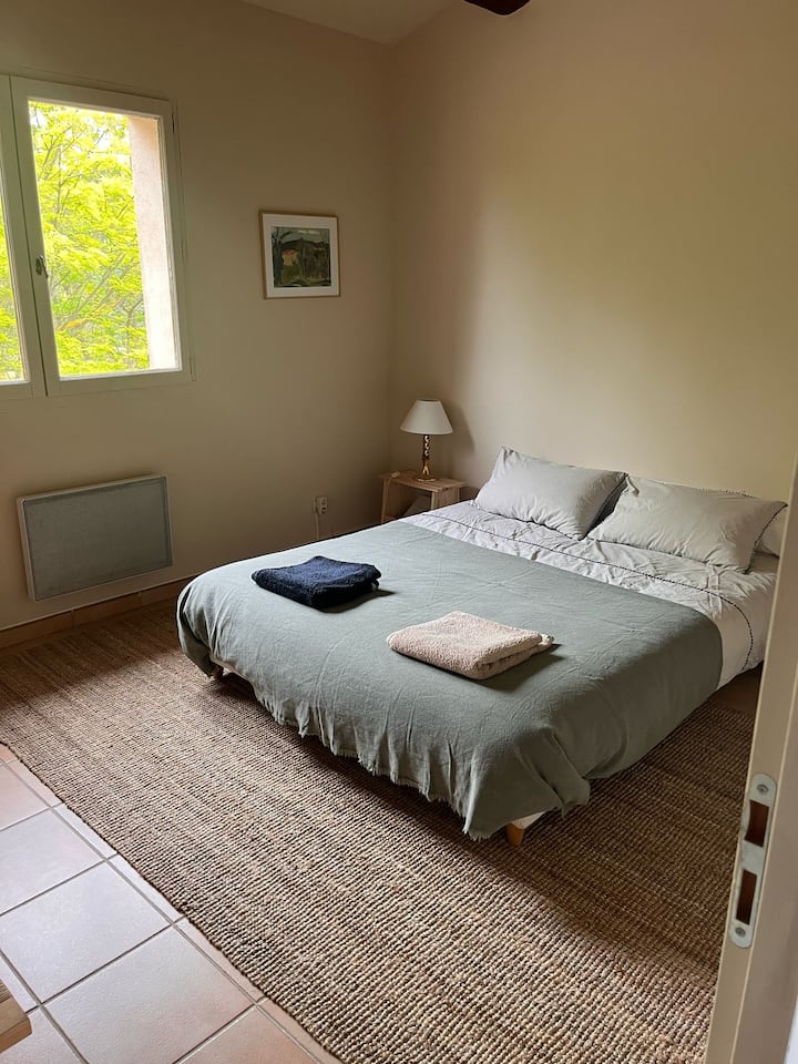 habitación doble para adultos en la planta superior. Gran oficina. Hay un pequeño dormitorio al lado de esta habitación en la que hay una cama para niños y la posibilidad de poner una cuna. Esta habitación está en el piso de arriba. No hay baño si hay WC en la planta superior. 