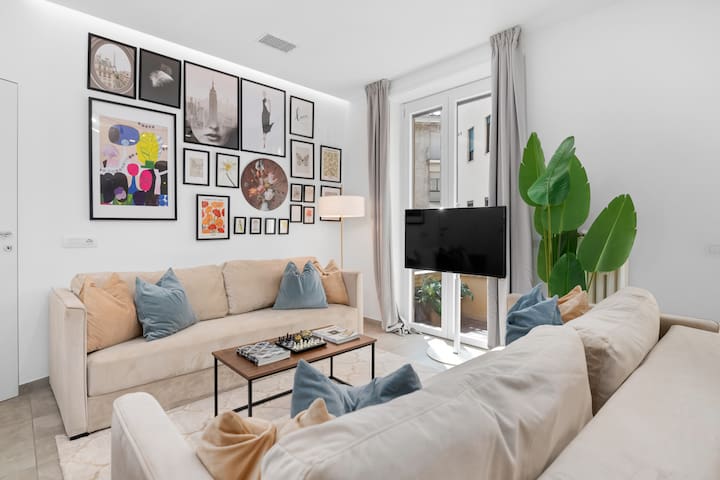 “Vista Milano” Penthouse in District Duomo+Comfort gallery image 3