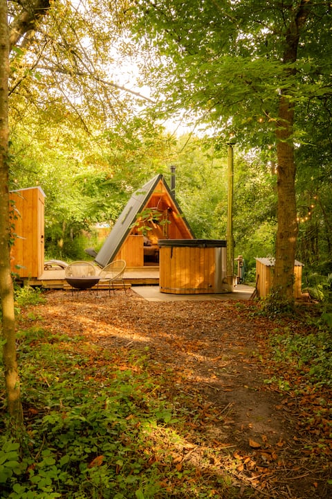 'Hurkle Durkle Hut' Deluxe Cabin with Hot Tub