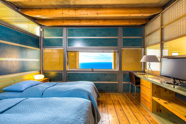 Спалня 2 с две единични легла и самостоятелна баня