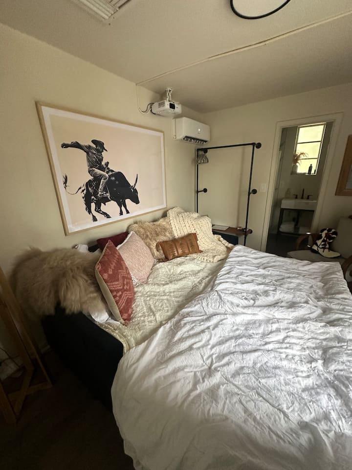 ¡NUEVO sofá cama con ruedas emergentes para mayor comodidad para nuestros huéspedes!