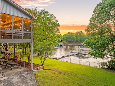 Sleeps 20! No Steps to Water Luxe Family Lakehouse