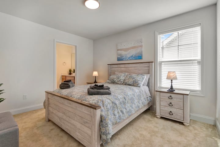 غرفة النوم الثالثة - سرير كوين مع حمام جاك وجيل في الجناح