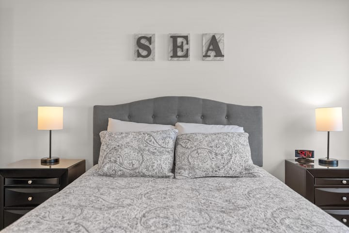 เตียงขนาดควีนไซส์ที่สะดวกสบายพร้อมโคมไฟข้างเตียง 