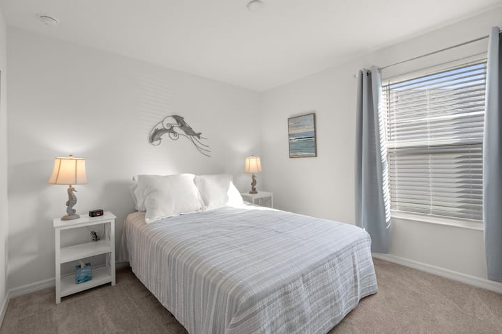 เพลิดเพลินกับการพักผ่อนที่สมบูรณ์แบบในห้องนอนที่มีแสงสว่างเพียงพอพร้อมเตียงคู่ที่สะดวกสบายและหมอนนุ่มๆ