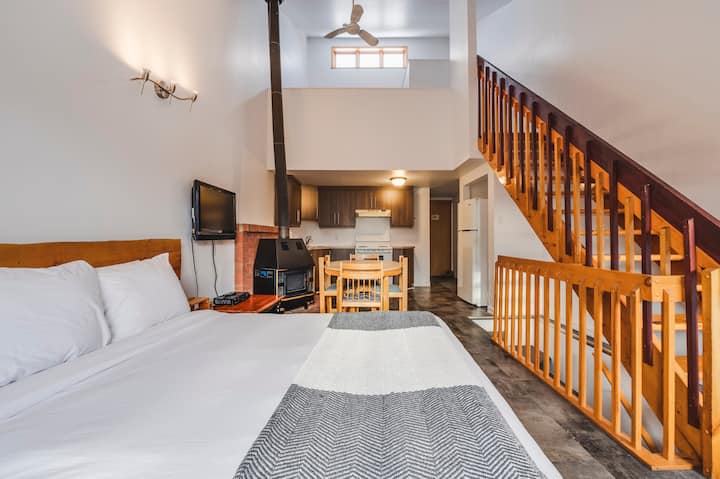 Dormitorio 2 : Chamonix 1 (Mezz 2 Q) - dormitorios en 2 pisos con 2 camas tamaño queen (4 personas), 1 chimenea (troncos $), 1 balcón, 1 cocina y 1 baño con 1 baño de ducha, 1 lavabo y 1 inodoro