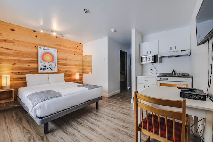 Dormitorio 17 : Studio St-Anton 9 - dormitorios con 1 cama tamaño queen (2 personas), aire acondicionado, 1 cocina pequeña y 1 baño completo con 1 baño con ducha, 1 lavabo y 1 inodoro