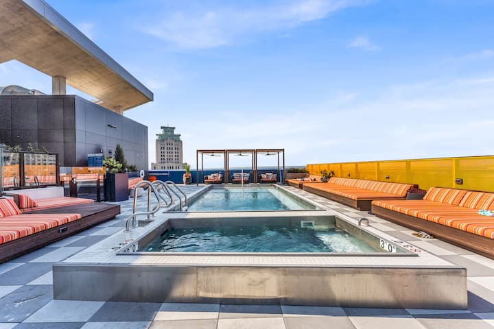 Luxury Apt w/ Rooftop Pool, Hot Tub & Skyline View - Apartments for ...