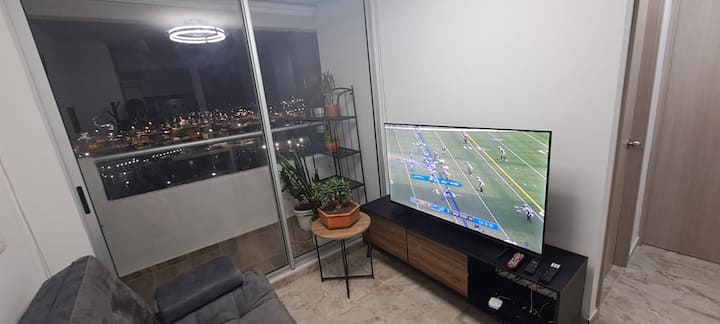 เตียงโซฟา ทีวีจอแบนขนาด 55 นิ้ว เคเบิล และการเชื่อมต่ออินเทอร์เน็ต 