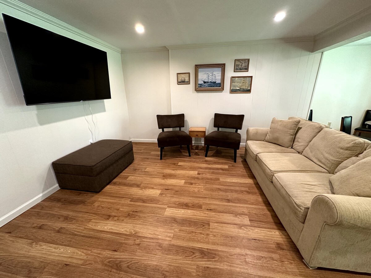 El sofá es una cama plegable tamaño queen.