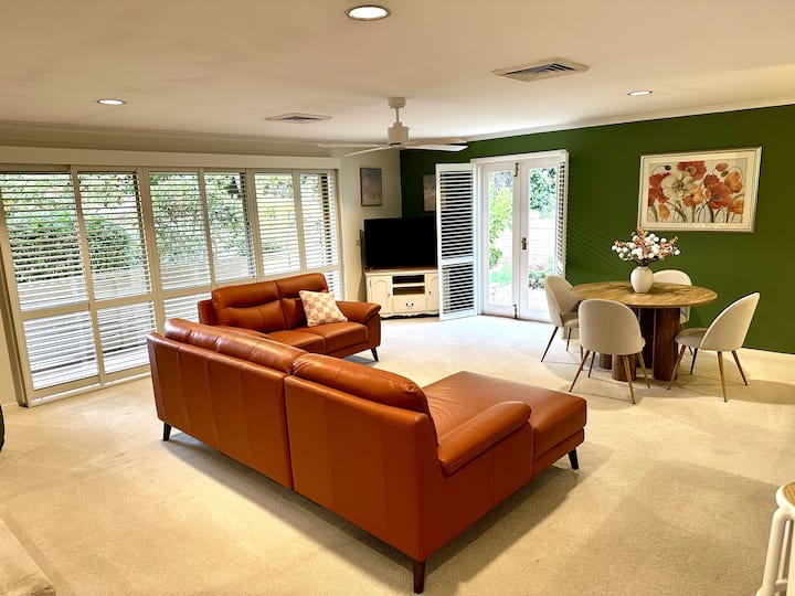 Centrally Located Stylish Villa On The Hill - Albury