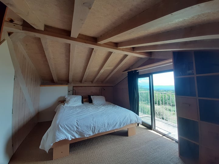 楼上双人床，带阳台 