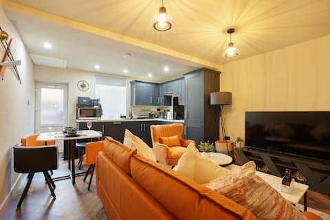 Modern 2BR Flat • Free Parking • Central Sheffield