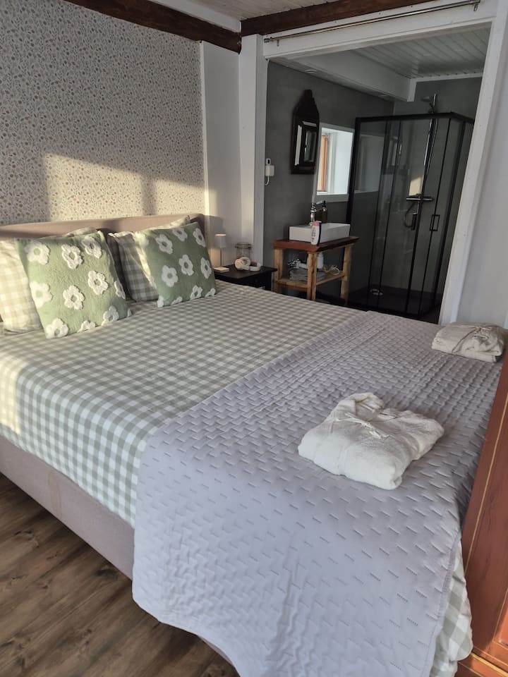 Krásny boxspring na dobrý spánok alebo relax s vlastnou kúpeľňou s posuvnými dverami. Čítacie svetlá s 3 polohami. Mäkká posteľná bielizeň. 