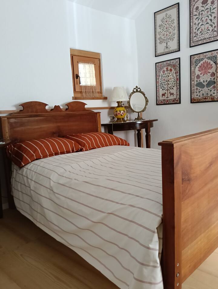 Letto alla francese originale rustic chic, 2 consolle in noce fine 800.