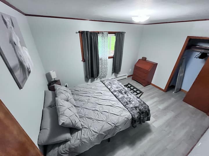 ห้องนอน #2 มีอุปกรณ์ครบครันพร้อมผ้าปูที่นอนสะอาด ผ้าห่ม และผ้าห่มนุ่มสบาย โต๊ะทำงาน/ตู้ลิ้นชักที่มุมและตะขอในตู้เสื้อผ้าสำหรับแขวนเสื้อผ้าของคุณ 