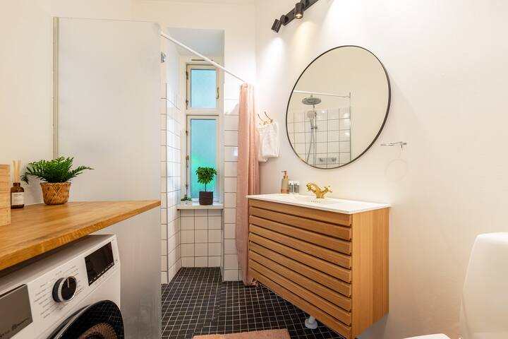 Family 2BR Flat By The Lakes gallery image 5