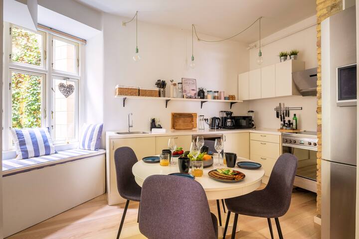 Family 2BR Flat By The Lakes gallery image 2