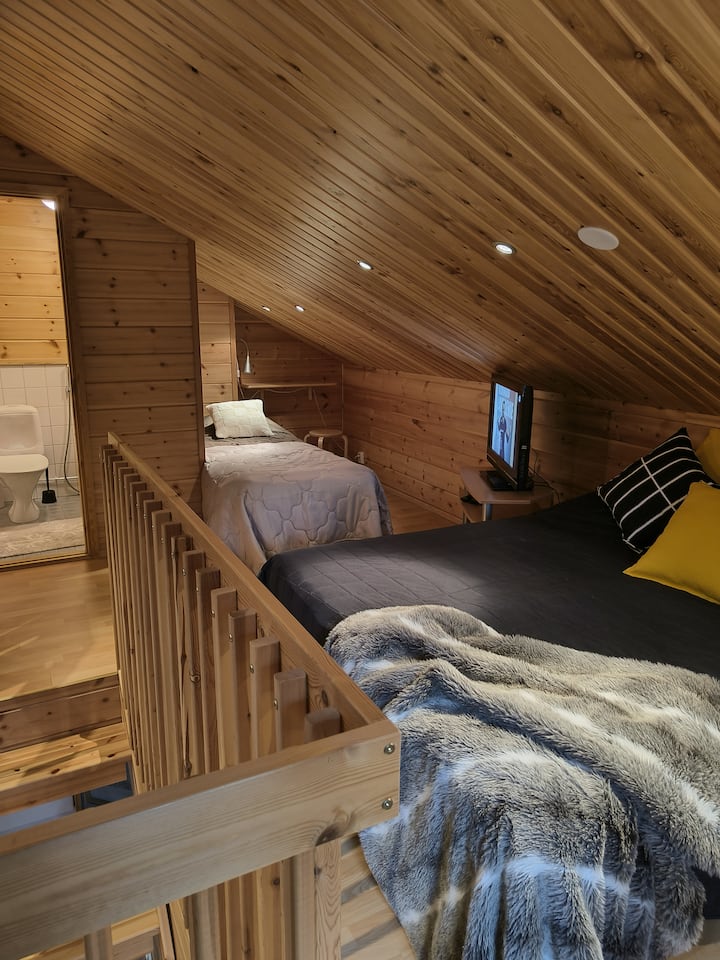 Таванското помещение има 3 отделни легла, телевизор, тоалетна и бюро. Височината на бюрото се регулира лесно, за да ви е удобно, като използвате манивелата вляво. 
В горната част на стълбите има порта.
От балкона можете също да получите достъп до малък балкон + пожарен изход.