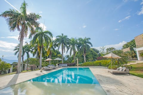 Spacious 7BD Villa | Luxe Stay w/ Cinema & Pool