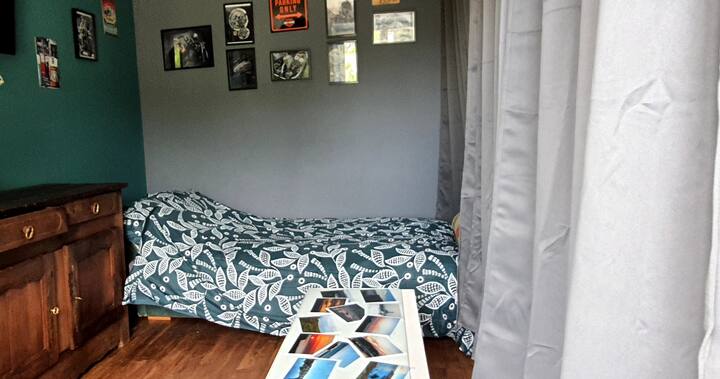 Сместени на страната на дневната соба, може да се изолирате со завесите, чаршафите се под каучот.