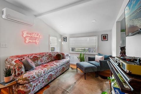 Top performing Airbnb: Witchy Private Cottage, Close to Beaches and Salem in Beverly