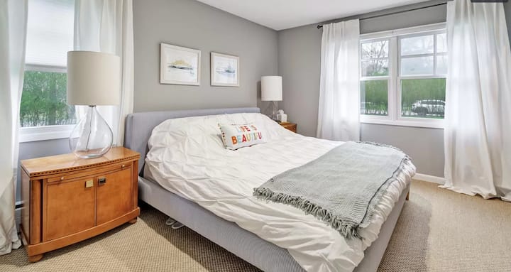 ห้องนอนหลักมีห้องน้ำในตัว 