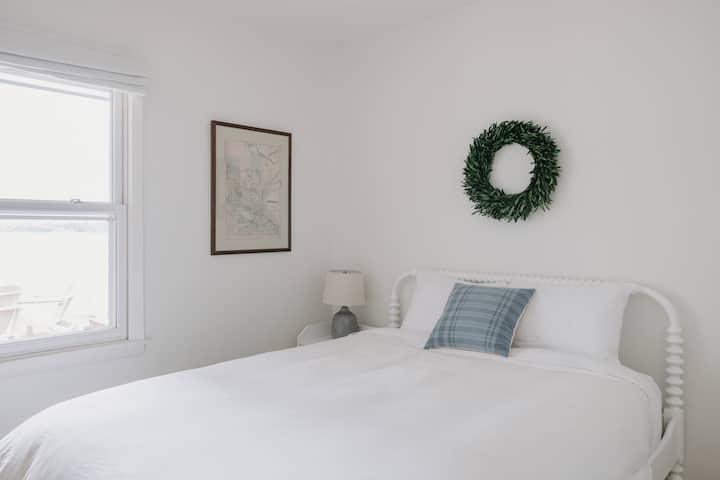 Esta habitación tiene 1 cama queen y capacidad para 2 personas.